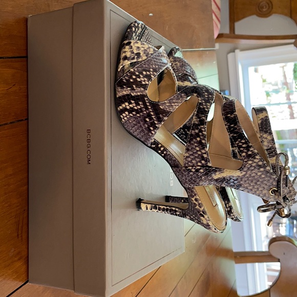 BCBG Snake print heels - Picture 3 of 9